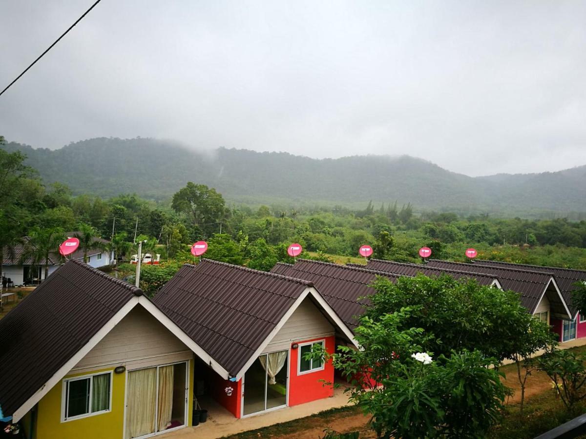 Baan Rai Pray Rung Kaeng Krachan Ban Tha Ling Lom Exterior photo