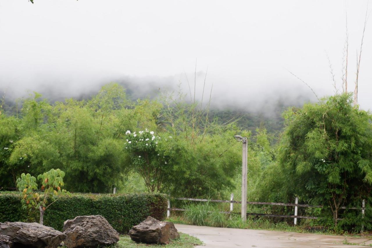 Baan Rai Pray Rung Kaeng Krachan Ban Tha Ling Lom Exterior photo