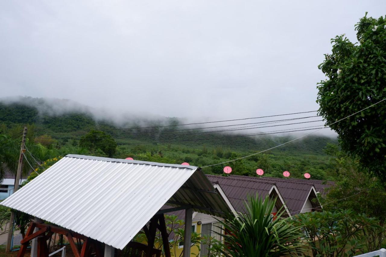 Baan Rai Pray Rung Kaeng Krachan Ban Tha Ling Lom Exterior photo